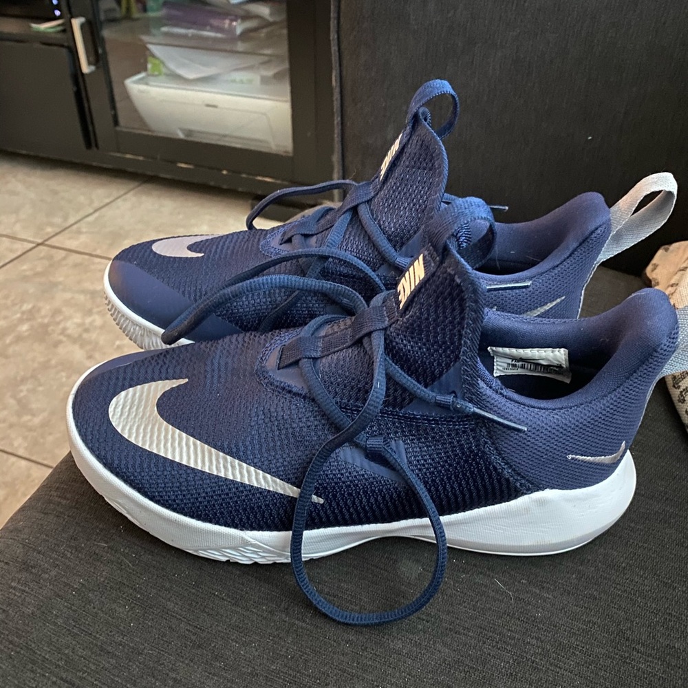big boys size 4.5 navy blue nikes with silver